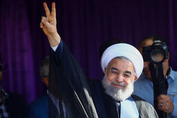 دو بیانیه حسن روحانی درباره انتخابات: اگر جلوی ستاد روحانی به روحانی ناسزا هم گفتند کاری نکنید / تا زمان رای‌گیری در خانه ننشینید! + عکس