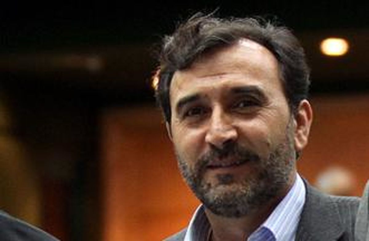 احمدی نژاد گفت با اطرافیانم برخورد شود کار را رها می کنم / روحانی هم خط قرمز داشته باشد باید فاتحه مبارزه با فساد را خواند