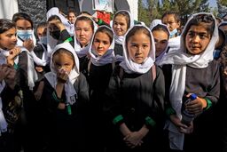 دختران راهی مدرسه می شوند