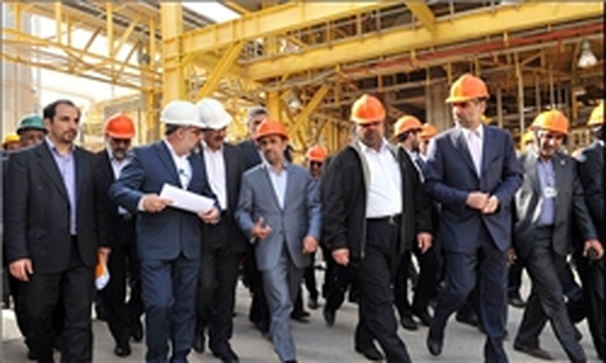 احمدینژاد از فازهای ۱۵ و ۱۶ پارس جنوبی بازدید کرد