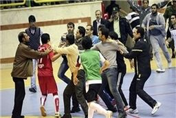 این بار داور با مشت هوادار بدرقه شد!