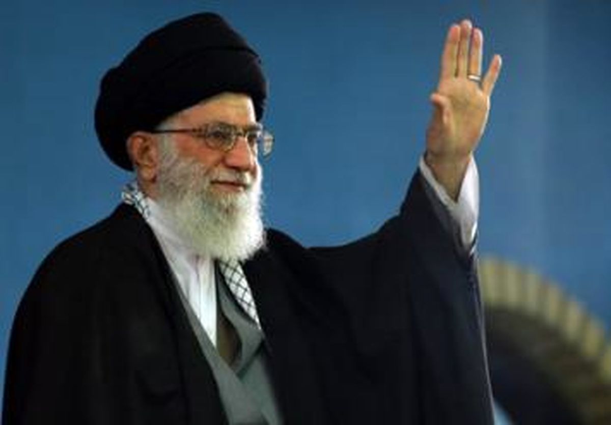 رهبر انقلاب در یکی از کارخانه های صنعتی با کارگران دیدار کردند