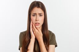 چگونه حساسیت دندان به سرما و گرما را در خانه درمان کنیم ؟