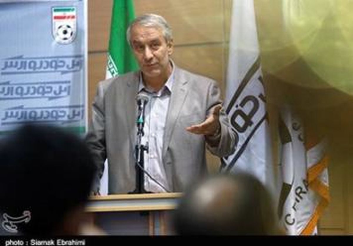 محافظان آقای رئیس و اسپانسر تیم ملی مزاحم کار خبرنگاران شدند