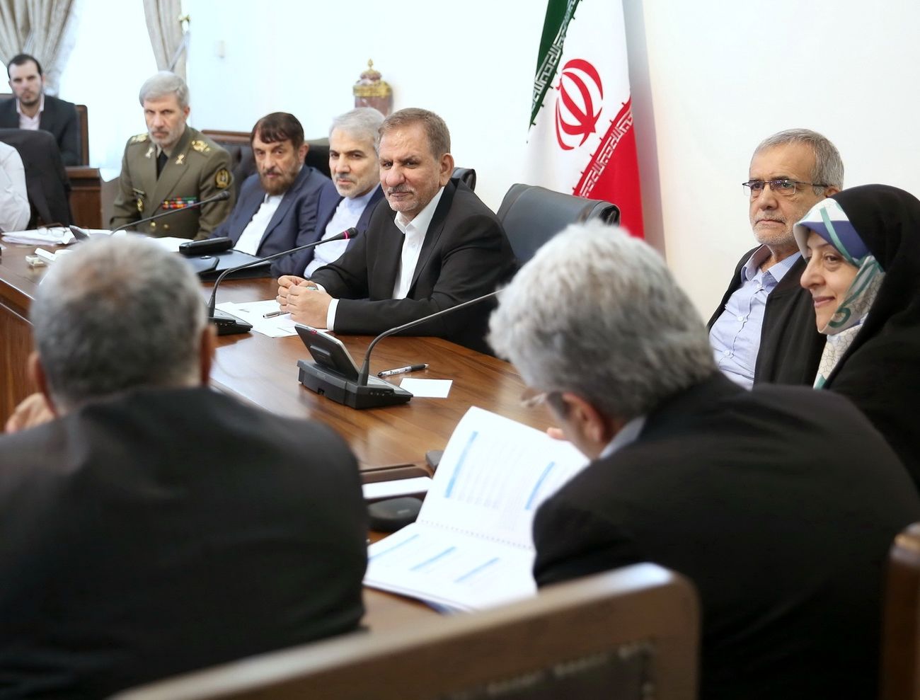 تلاش دولت بر زدودن چهره خشن فقر از جامعه متمرکز است/دیپلماتهای کشور باید به طور جدی مورد حمایت قرار گیرند