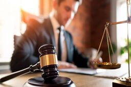 در آلمان وکیل شوید