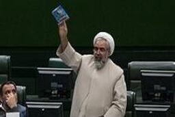 ظاهرا رئیس جمهور کلید چوبی را در قفل آهنین می چرخاند