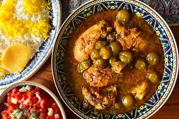 طرز تهیه خورشت گوجه سبز گیلانی ترش با مرغ به 2 روش