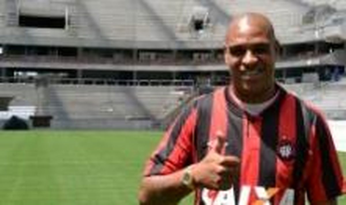 آدریانو: باید فوتبالم را در جایی غیر از پاراننسه ادامه دهم