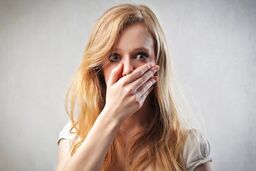 علت تلخی دهان و راهکارهای از بین بردن آن