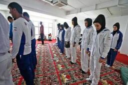 دختران ملی پوش کاراته در صف نماز جماعت + عکس
