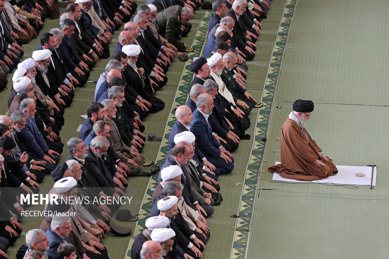 اقامه نماز عید فطر به امامت مقام معظم رهبری