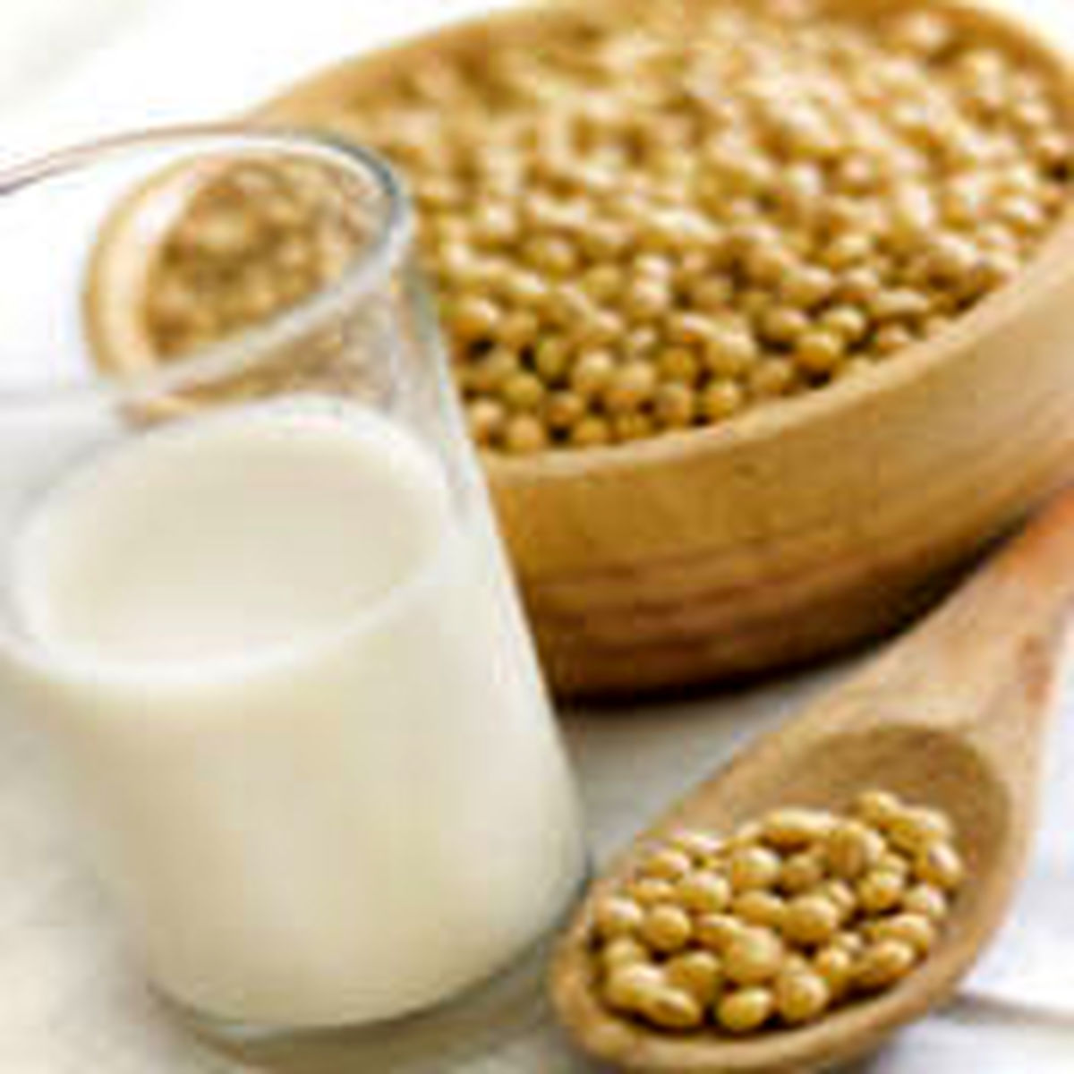 چه کسانی نمی توانند شیر سویا مصرف کنند؟