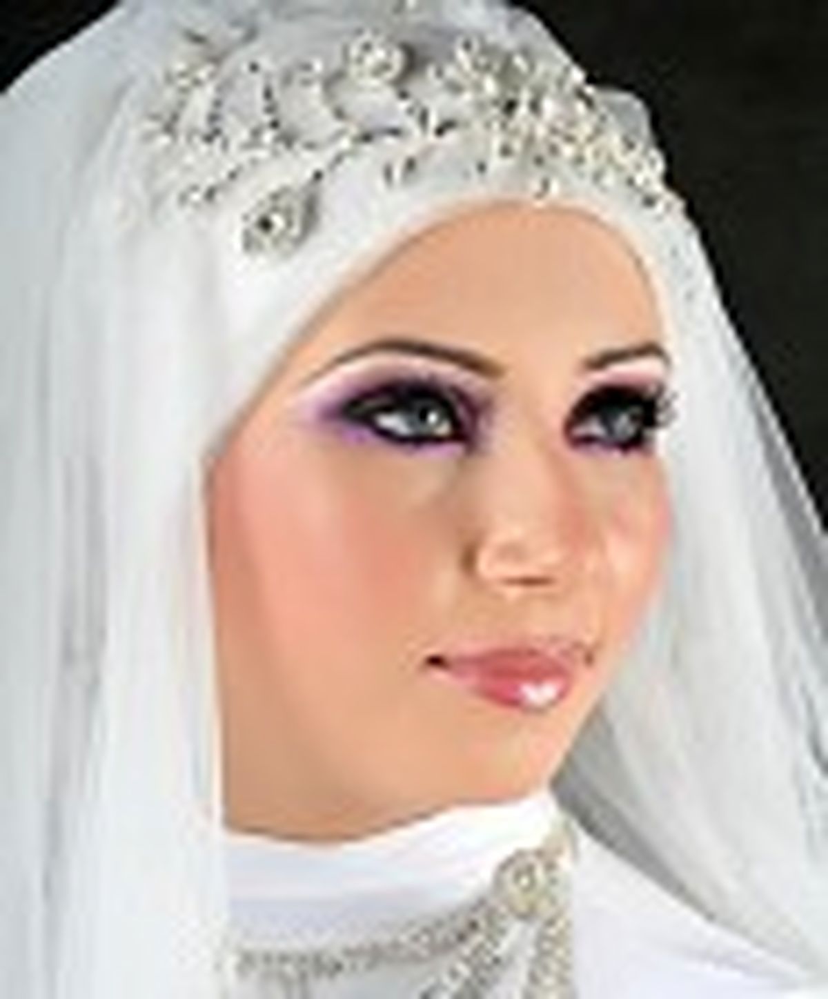 یک شب آرایش عروس برابر با یک ماه حقوق!