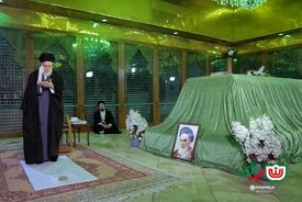 حضور حضرت آیت الله خامنه‌ای در مرقد بنیانگذار جمهوری اسلامی ایران

