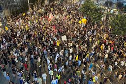 
هزاران صهیونیست همچنان در خیابان‌های تل‌آویو 
