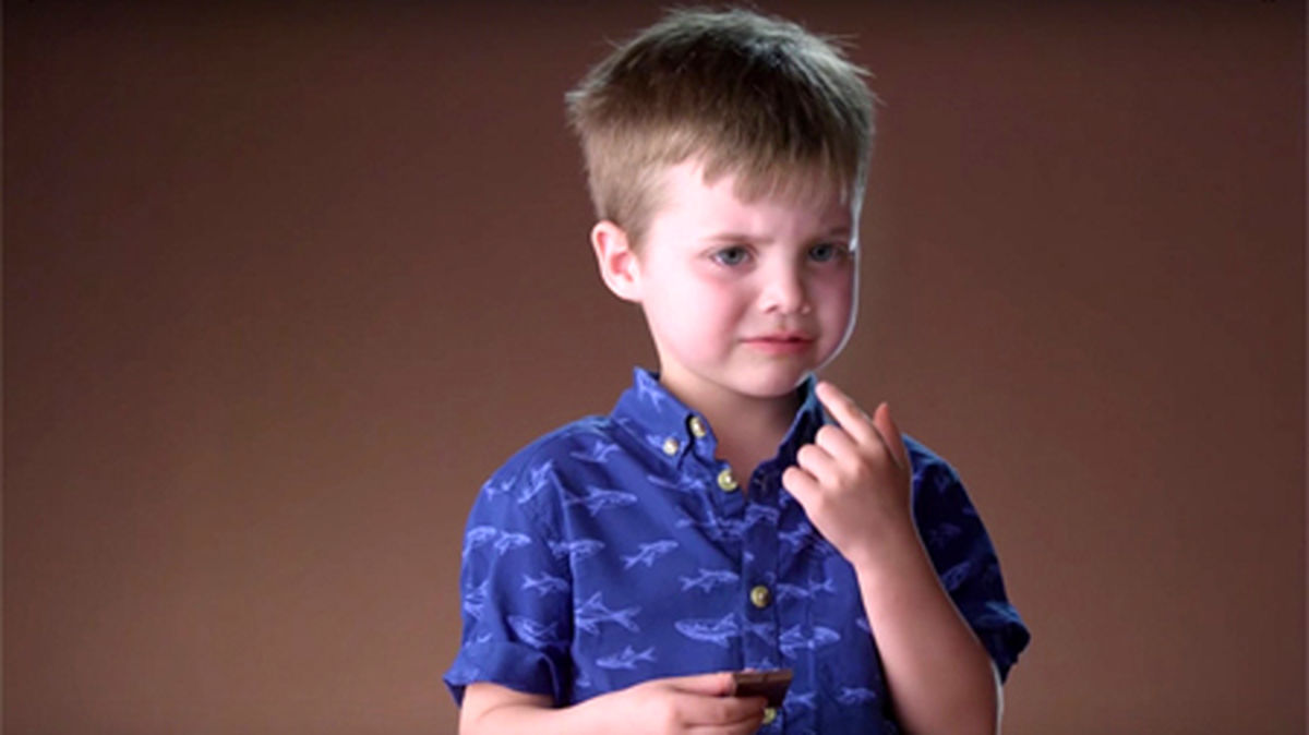 خوردن شکلات تلخ و واکنش جالب کودکان / فیلم