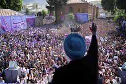 ما با نظامی ها دوست هستیم اما نظامی باید کار نظامی گری خودش را انجام بدهد / ما راهمان را ادامه می دهیم، از دلواپسان هراس نداریم / افتخار من خدمت به مردم ایران و لرستان عزیز است