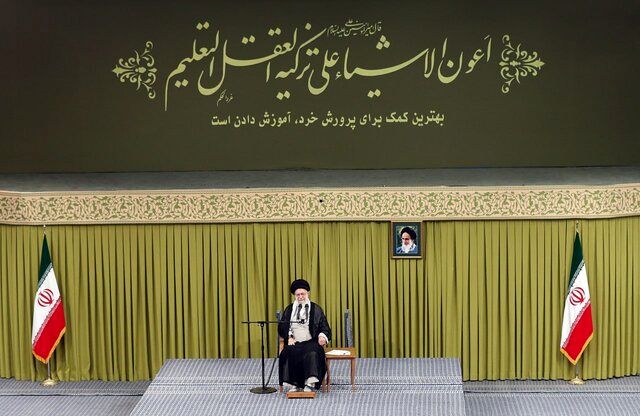 رهبر معظم انقلاب: حرف‌های رئیس‌جمهور آمریکا لایق جواب دادن نیست/ آمریکا از منطقه باید برود