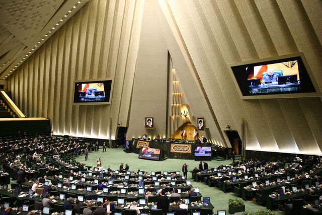 بازگشت مجدد تعطیلی پنجشنبهها و کاهش ساعت کاری کارکنان به صحن مجلس