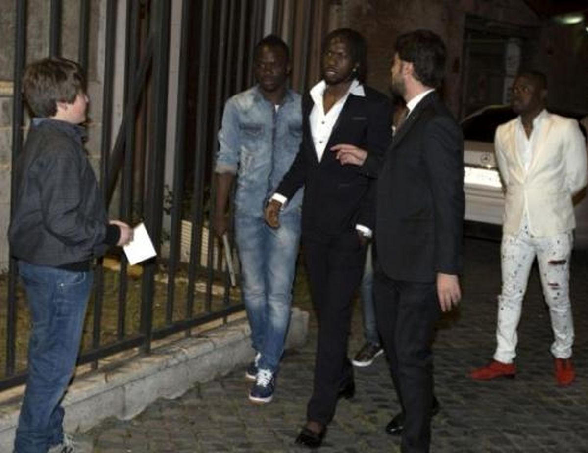 عکس یادگاری فوتبالیست معروف با کفش زنانه