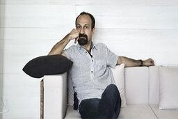 فرهادی همراه با مردم به تماشای فیلمش نشست