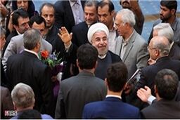 استقبال مردمی از روحانی در مقابل بیوت مراجع