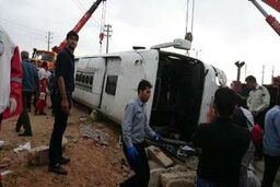 واژگونی اتوبوس درجاده شیراز با ۱۶ مصدوم