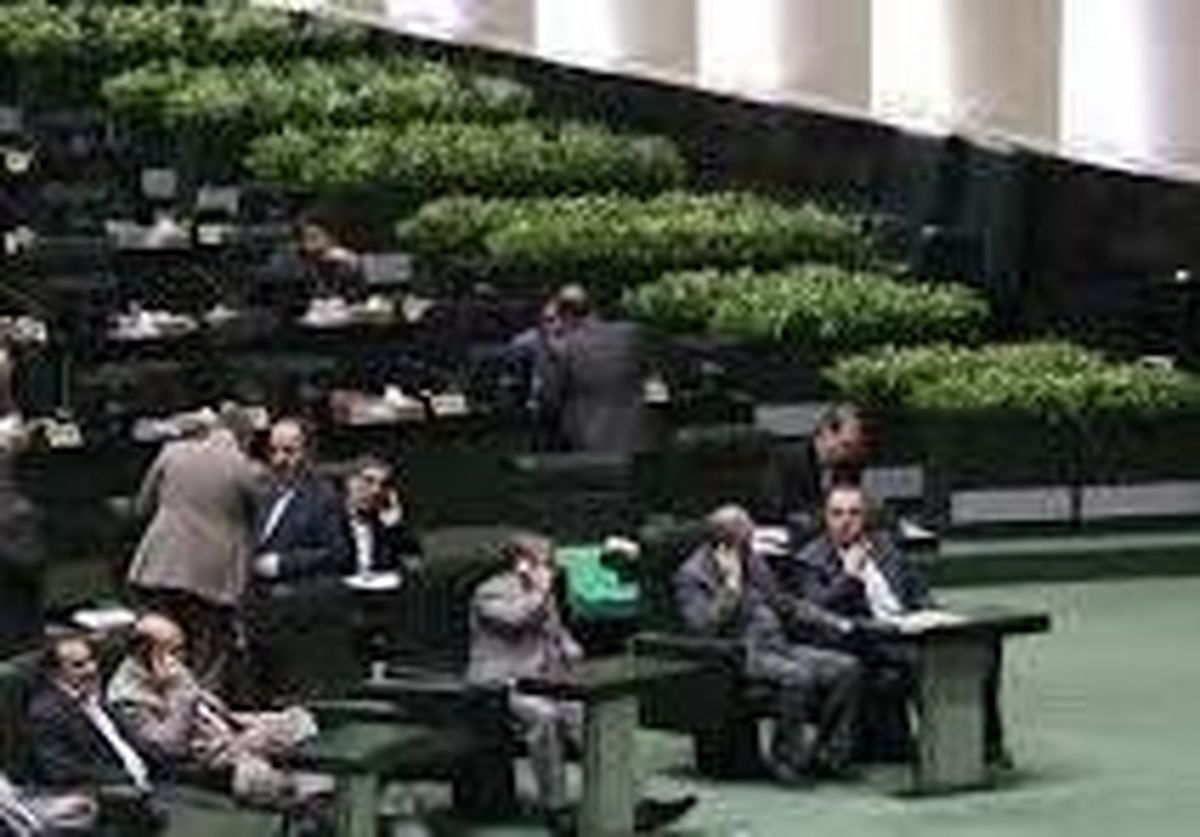 نادر قاضی پور: " جان نمایندگان در خطر است "