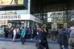 صف خریداران گوشی سامسونگ گلکسی S9 و S9+ در تهران (گزارش تصویری)