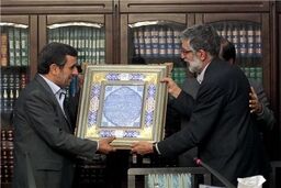 تجلیل اعضای شورای عالی انقلاب فرهنگی از احمدی‌نژاد