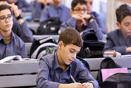 کدام ساعت آغاز مدرسه با موفقیت بیشتر دانش‌آموزان همراه است؟